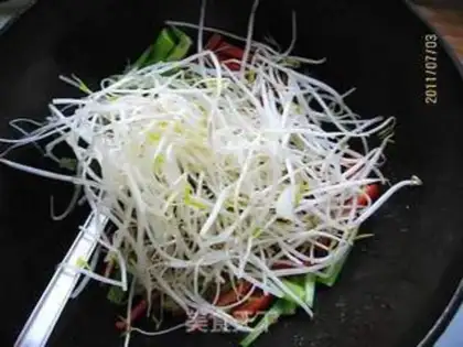Make Twin green bean sprouts step 2