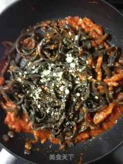 Make Tomato sauce. Black pearl noodles step 18