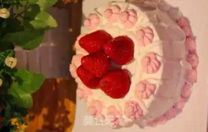 Make Strawberry birthday cake step 6