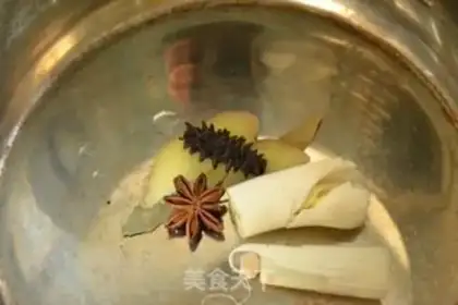 Make Tonication of sea cucumber bone soup step 2
