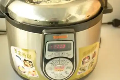 Make Tonication of sea cucumber bone soup step 3