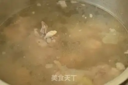 Make Tonication of sea cucumber bone soup step 4