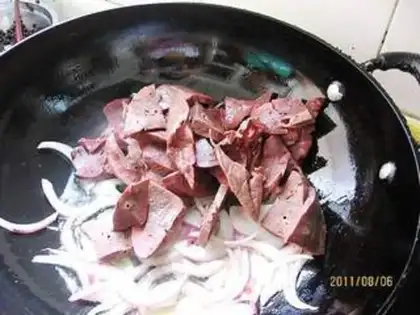 Make Onion fried pig lungs step 2