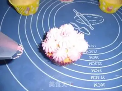 Make A flower cake cup step 9