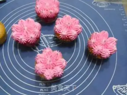Make A flower cake cup step 10
