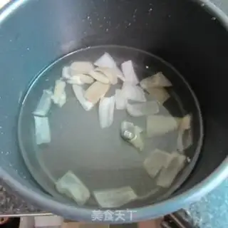 Make Red sugar, red dates, pig skin step 3