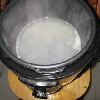 Make Red sugar, red dates, pig skin step 4