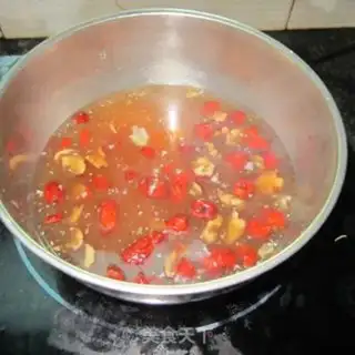 Make Red sugar, red dates, pig skin step 9