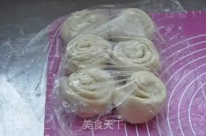 Make Hand grab cake step 5