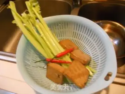 Make Celery fried dry step 0