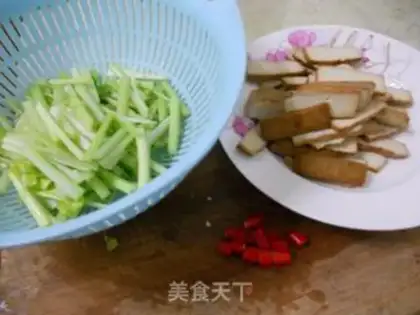 Make Celery fried dry step 1