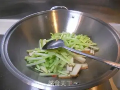 Make Celery fried dry step 4