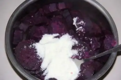 Make Double-coloured coconut ball step 1