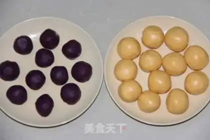 Make Double-coloured coconut ball step 5
