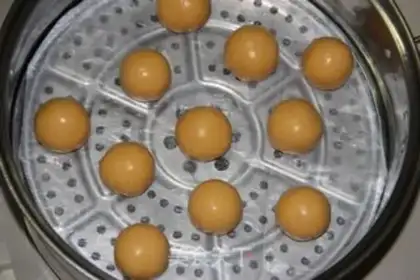 Make Double-coloured coconut ball step 8