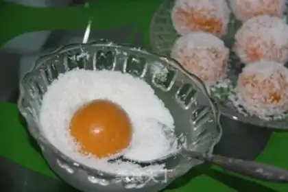 Make Double-coloured coconut ball step 9