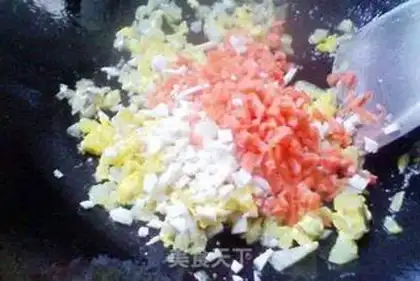 Make Carrot abalone egg fried rice step 4