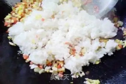 Make Carrot abalone egg fried rice step 5