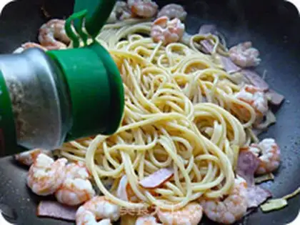 Make Cheese shrimp pasta step 10