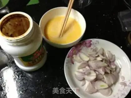 Make Stupid eggs, fried onions step 0