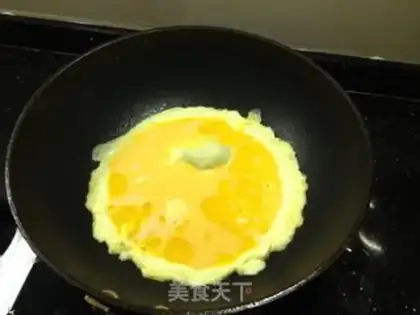 Make Stupid eggs, fried onions step 1