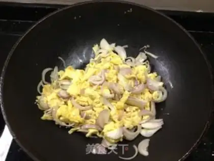 Make Stupid eggs, fried onions step 3