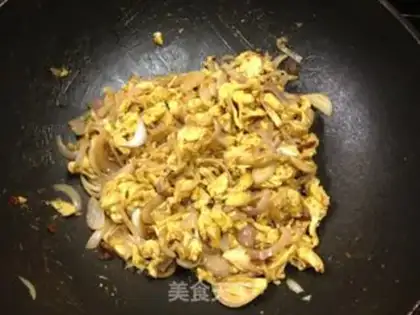 Make Stupid eggs, fried onions step 4