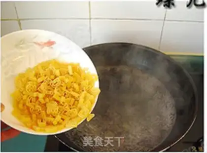 Make Arctic shrimp greasy pasta step 2