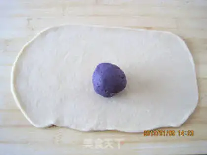 Make caterpillars with pie bread step 6