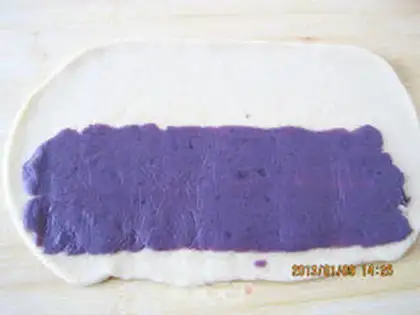 Make caterpillars with pie bread step 8