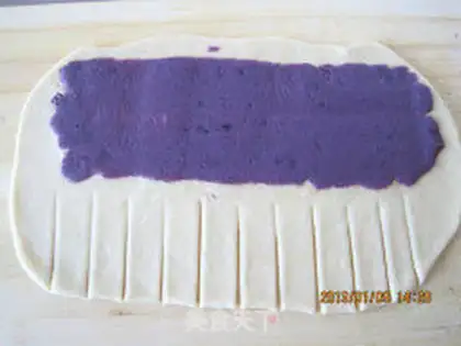 Make caterpillars with pie bread step 9
