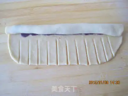Make caterpillars with pie bread step 10