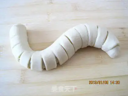 Make caterpillars with pie bread step 11