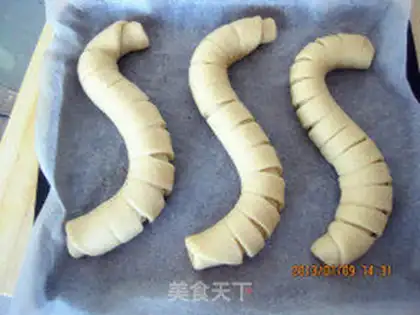 Make caterpillars with pie bread step 12