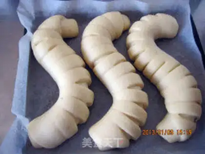 Make caterpillars with pie bread step 13
