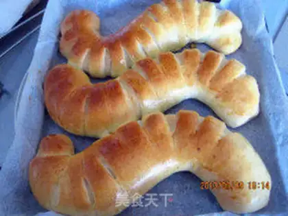 Make caterpillars with pie bread step 14