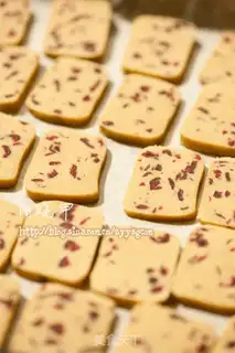 Make Cranberry digestive cookies step 5