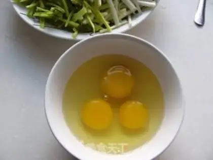 Make Garlic fried eggs step 1