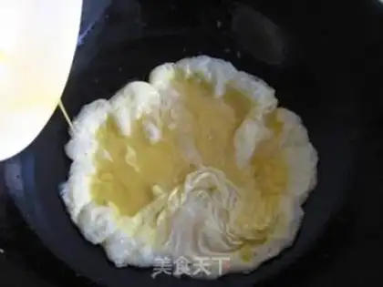 Make Garlic fried eggs step 3
