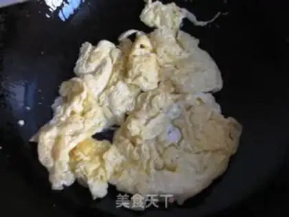 Make Garlic fried eggs step 4