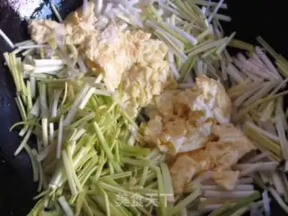 Make Garlic fried eggs step 5
