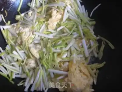 Make Garlic fried eggs step 6