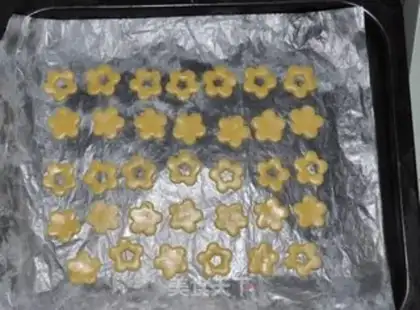 Make Flower jam cookies step 6