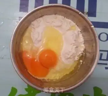 Make Egghands with noodles step 2
