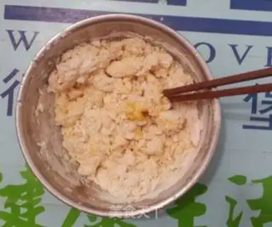 Make Egghands with noodles step 3