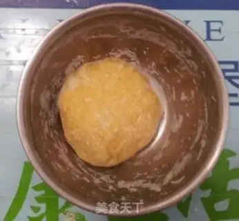 Make Egghands with noodles step 4