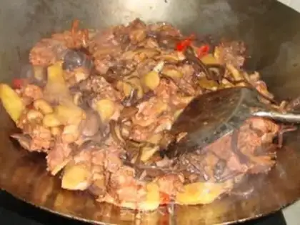 Make A chicken with a pair of mushrooms step 4