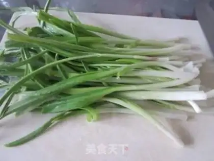 Make Garlic fried eggs step 1
