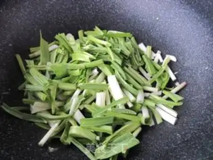 Make Garlic fried eggs step 4