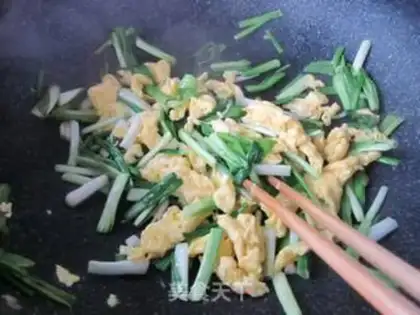 Make Garlic fried eggs step 5